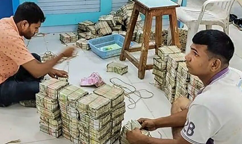  I-T Raids Nanded Business Group, Seizes ₹20 Crore in Cash and Jewellery