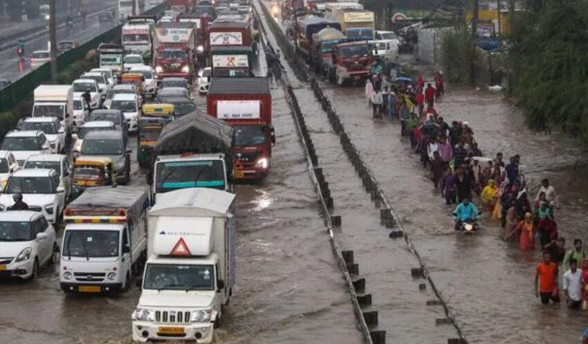  Heavy Waterlogging in Delhi Causes Traffic Jams, More Rain Expected: Latest Updates