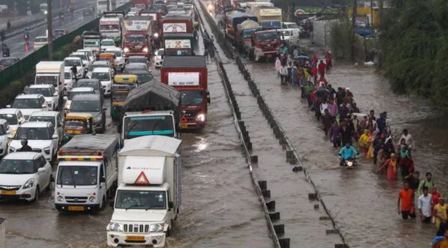 Heavy Waterlogging in Delhi Causes Traffic Jams, More Rain Expected