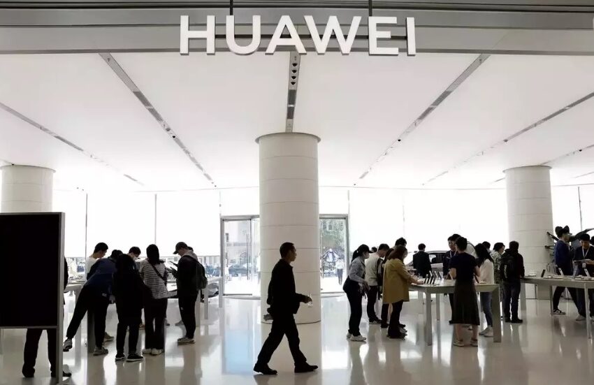  Huawei Teases Tri-Fold Smartphone, Intensifying Rivalry with Apple in China