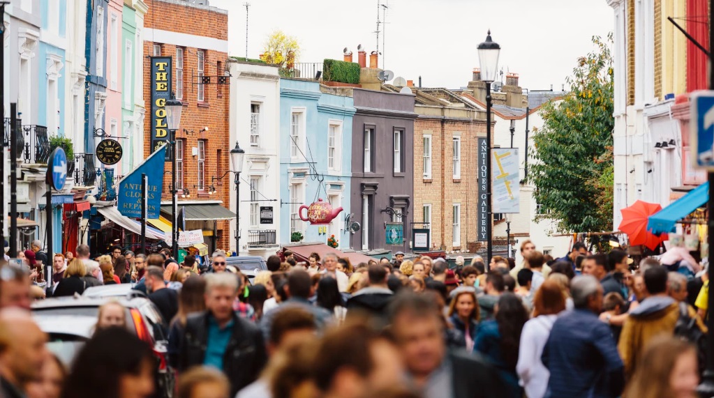 UK Economy Grows by 0.2% in August, Meeting Expectations