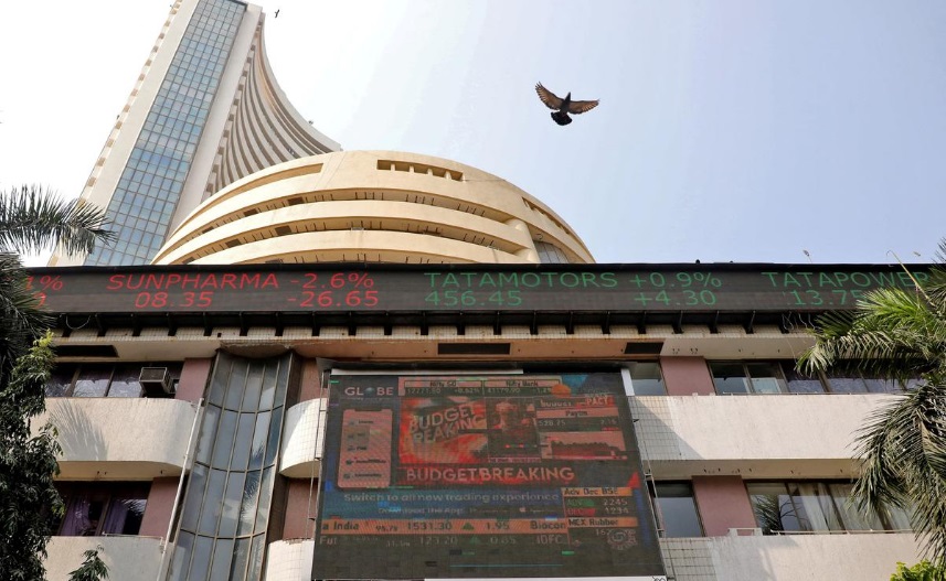 Sensex Sheds 500+ Points, Nifty Slips Below 25,100 Amid Renewed Tariff Threats